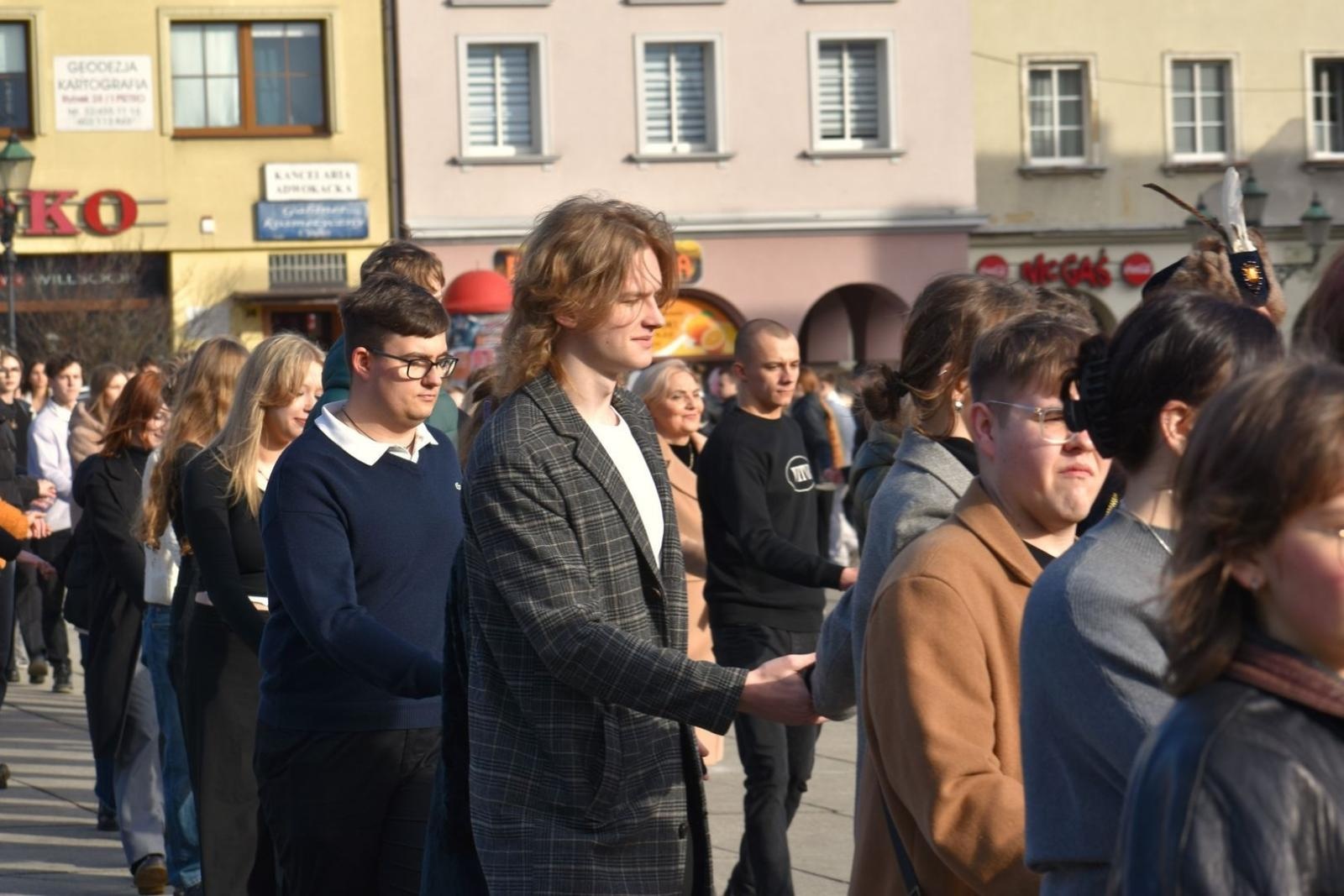 Zdjęcie w galerii na portalu naszwodzislaw.com: Tanecznym krokiem wkroczyli w dorosłość [FOTO] wiadomości z regionu