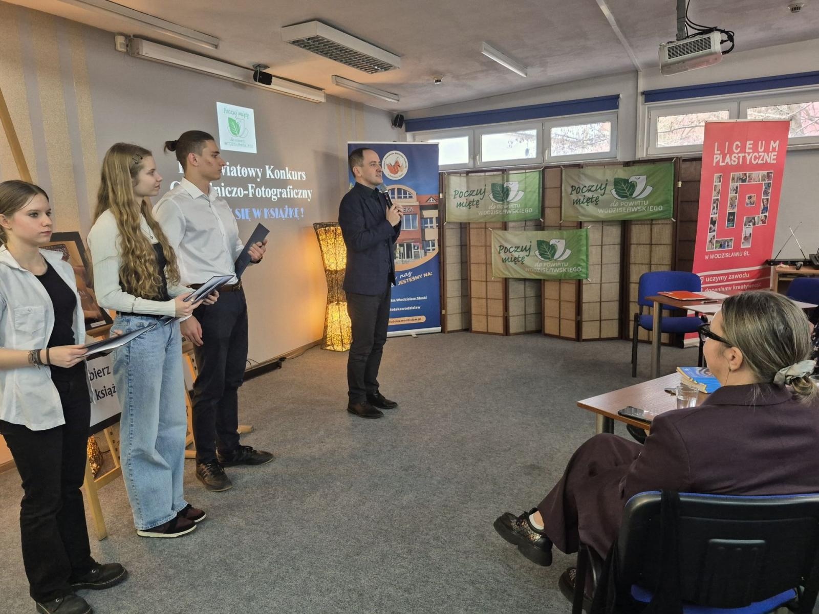 Zdjęcie w galerii na portalu naszwodzislaw.com: Ubierz się w książkę! Znamy zwycięzców konkursu wiadomości z regionu