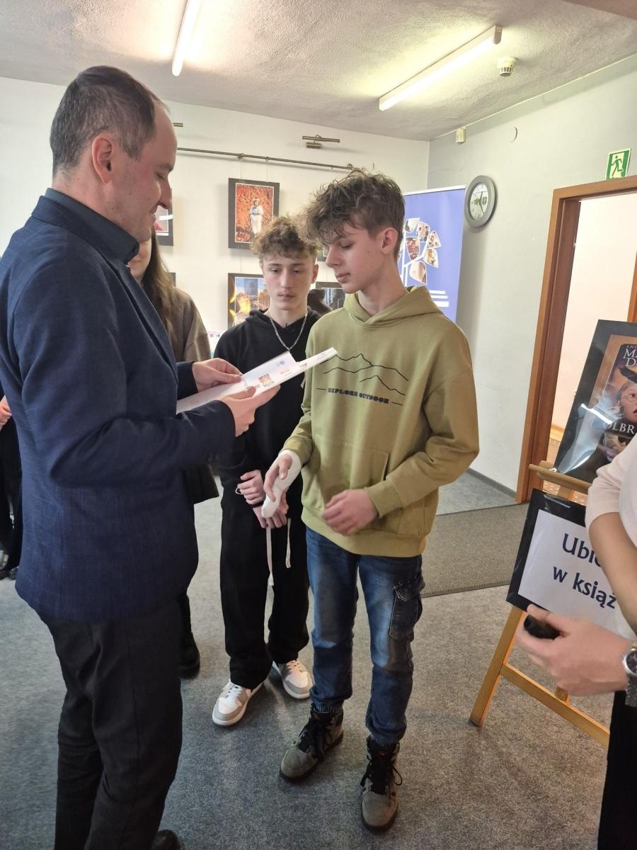 Zdjęcie w galerii na portalu naszwodzislaw.com: Ubierz się w książkę! Znamy zwycięzców konkursu wiadomości z regionu