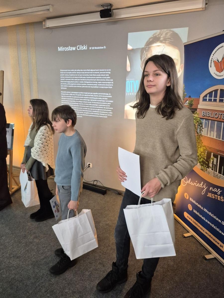 Zdjęcie w galerii na portalu naszwodzislaw.com: Ubierz się w książkę! Znamy zwycięzców konkursu wiadomości z regionu