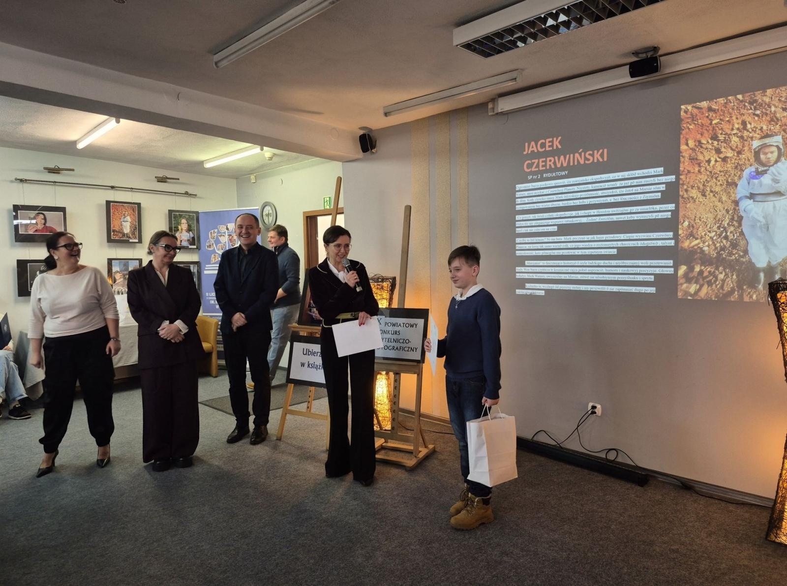 Zdjęcie w galerii na portalu naszwodzislaw.com: Ubierz się w książkę! Znamy zwycięzców konkursu wiadomości z regionu