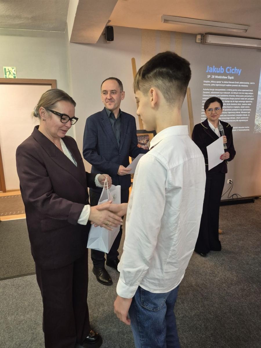 Zdjęcie w galerii na portalu naszwodzislaw.com: Ubierz się w książkę! Znamy zwycięzców konkursu wiadomości z regionu