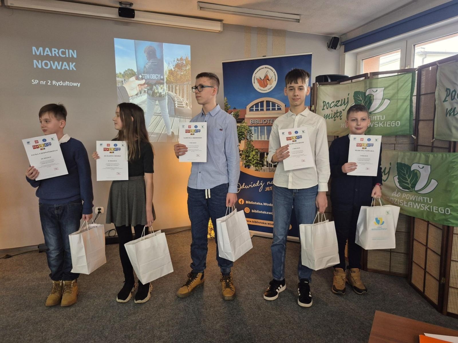 Zdjęcie w galerii na portalu naszwodzislaw.com: Ubierz się w książkę! Znamy zwycięzców konkursu wiadomości z regionu