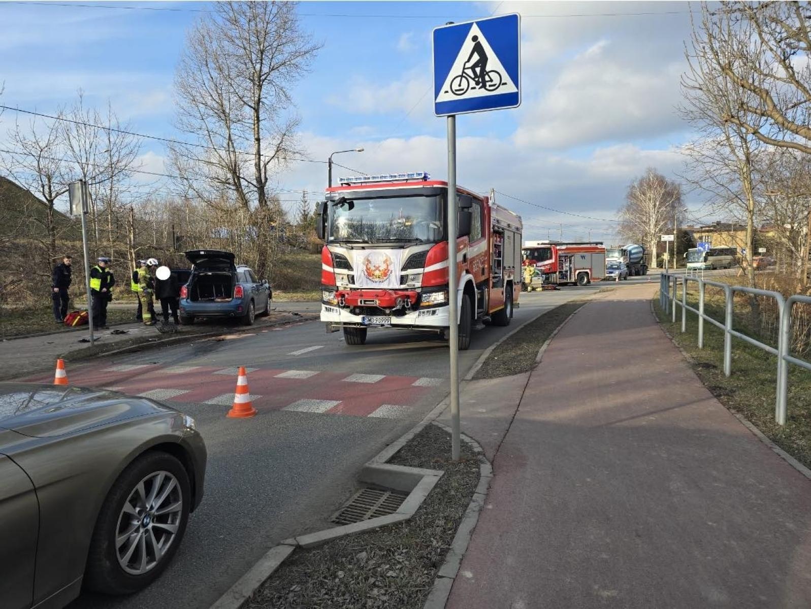 Zdjęcie w galerii na portalu naszwodzislaw.com: Zasłabła za kierownicą i wyjechała na czołówkę. Trzy osoby trafiły do szpitala wiadomości z regionu