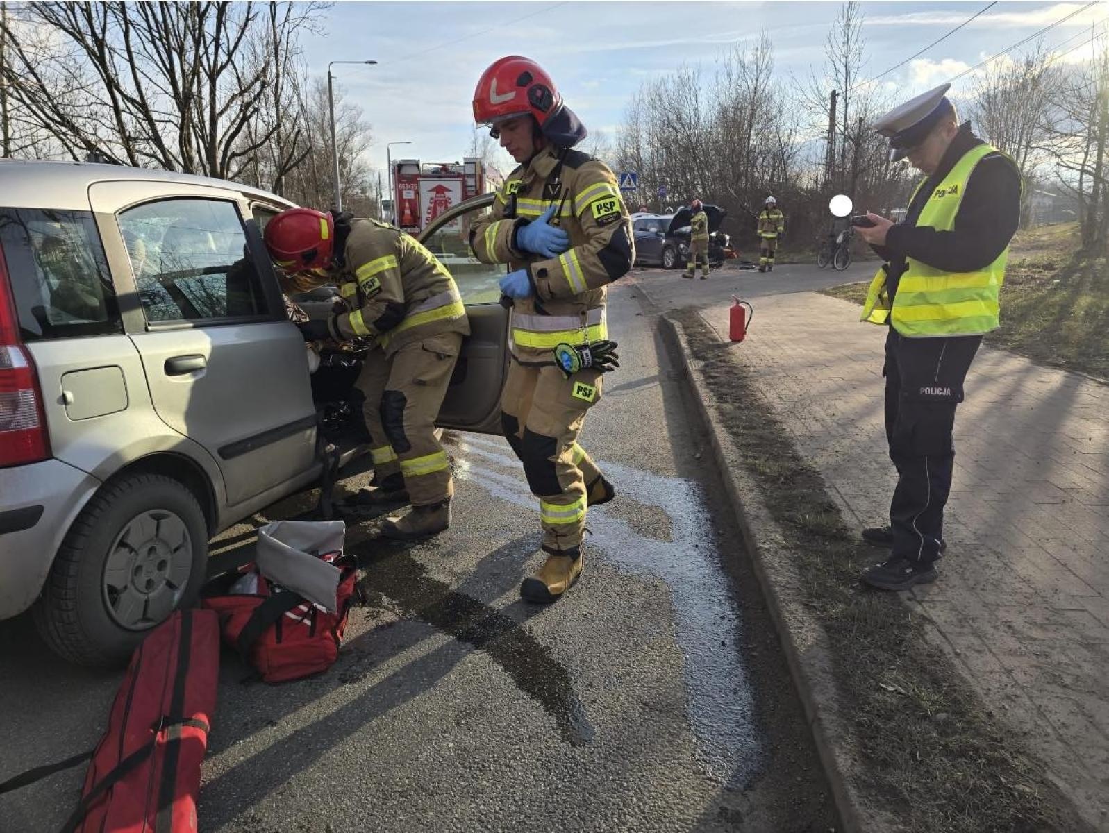 Zdjęcie w galerii na portalu naszwodzislaw.com: Zasłabła za kierownicą i wyjechała na czołówkę. Trzy osoby trafiły do szpitala wiadomości z regionu