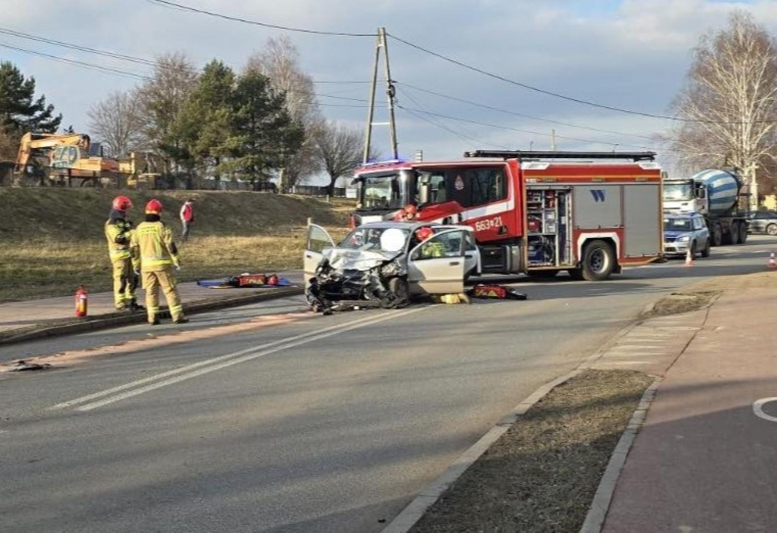 Zdjęcie w galerii na portalu naszwodzislaw.com: Zasłabła za kierownicą i wyjechała na czołówkę. Trzy osoby trafiły do szpitala wiadomości z regionu