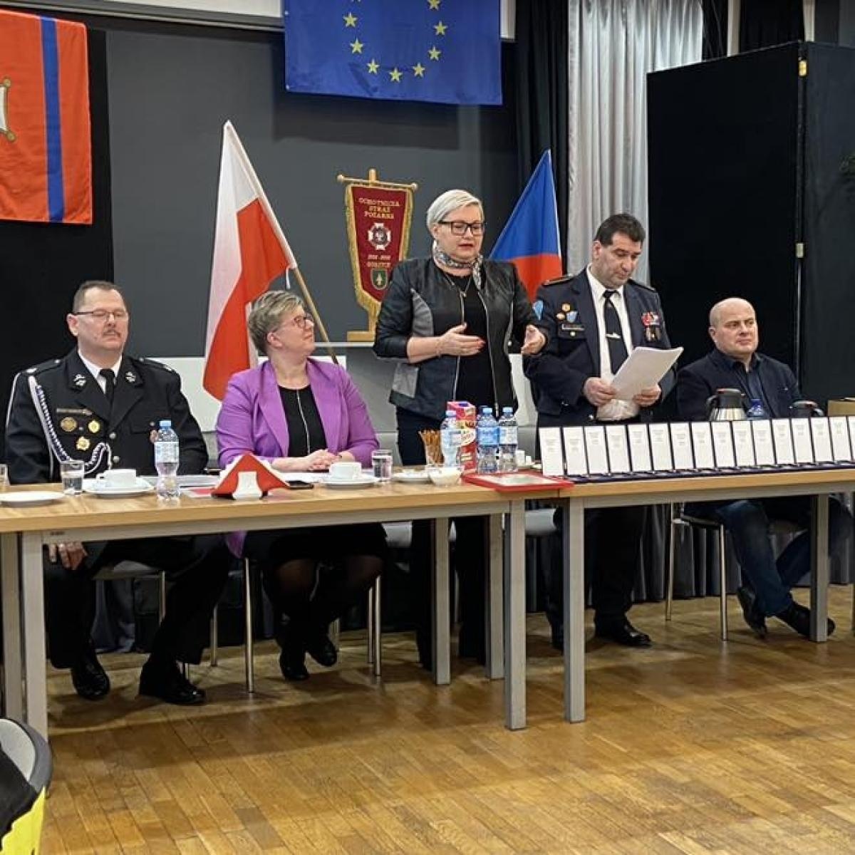 Zdjęcie w galerii na portalu naszwodzislaw.com: Posłanka z Czech podziękowała strażakom z Gorzyc za ich ofiarność wiadomości z regionu