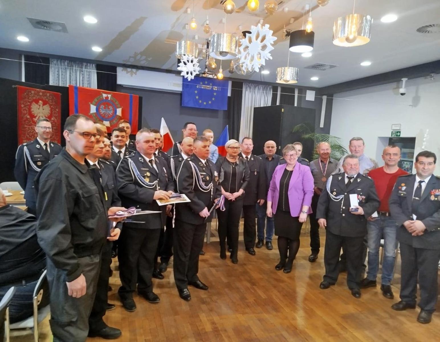 Zdjęcie w galerii na portalu naszwodzislaw.com: Posłanka z Czech podziękowała strażakom z Gorzyc za ich ofiarność wiadomości z regionu