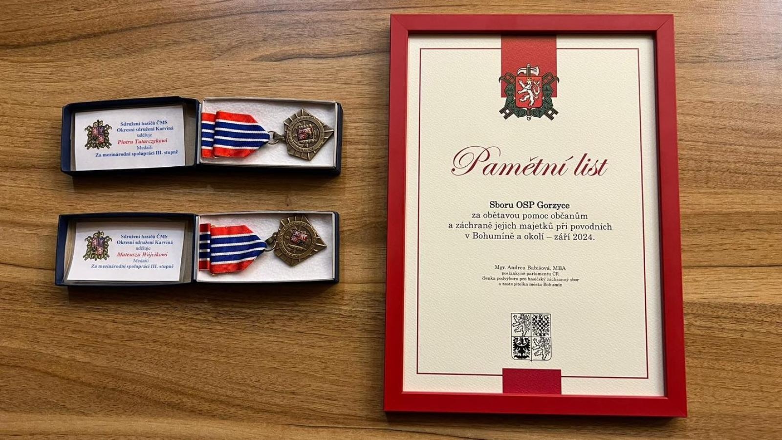 Zdjęcie w galerii na portalu naszwodzislaw.com: Posłanka z Czech podziękowała strażakom z Gorzyc za ich ofiarność wiadomości z regionu