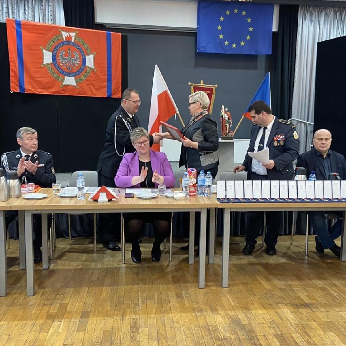 Zdjęcie w galerii na portalu naszwodzislaw.com: Posłanka z Czech podziękowała strażakom z Gorzyc za ich ofiarność wiadomości z regionu