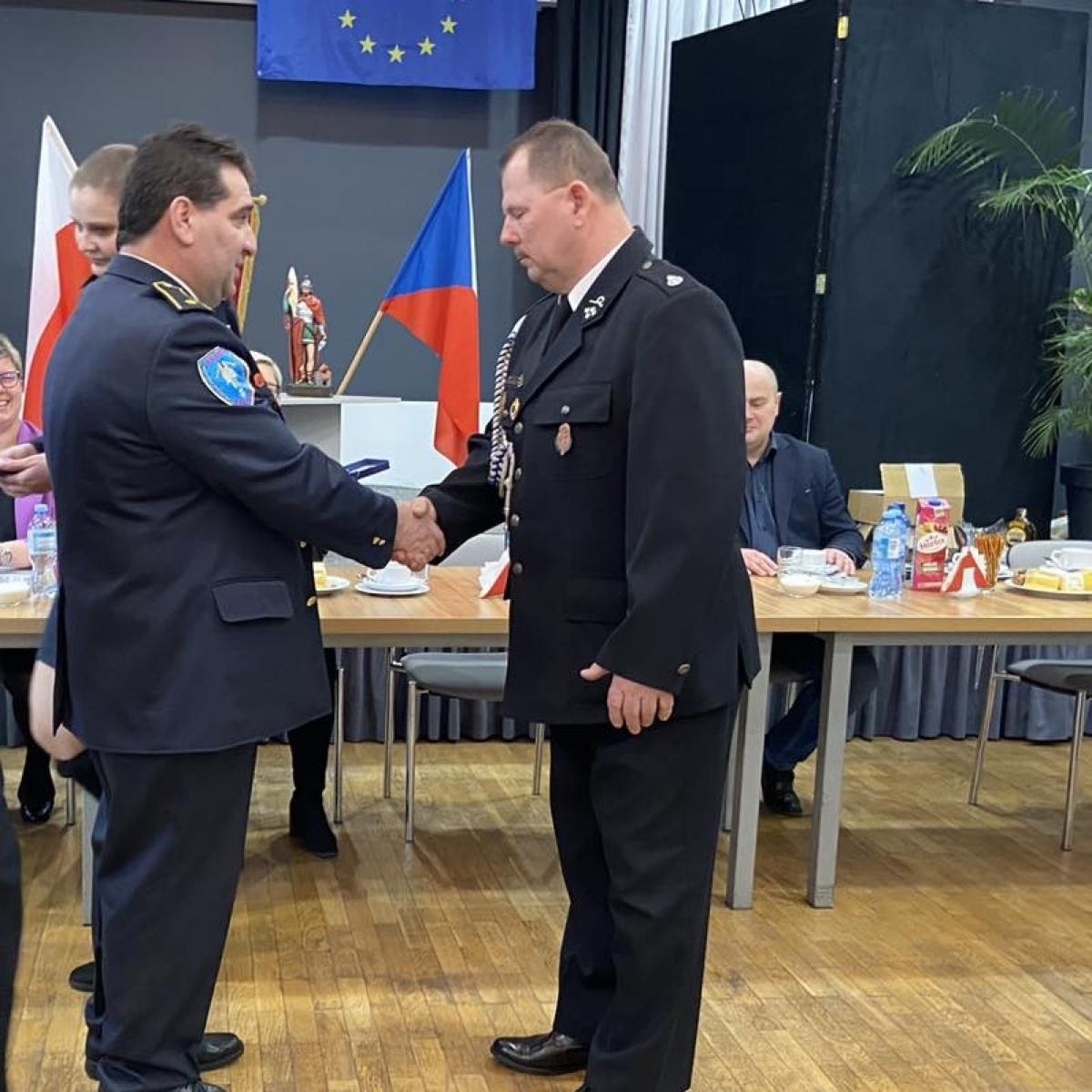 Zdjęcie w galerii na portalu naszwodzislaw.com: Posłanka z Czech podziękowała strażakom z Gorzyc za ich ofiarność wiadomości z regionu