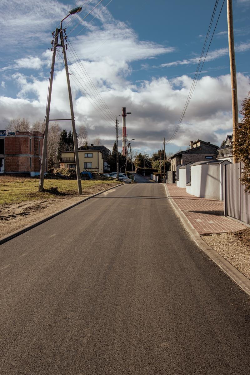 Zdjęcie w galerii na portalu naszwodzislaw.com: Kolejna inwestycja drogowa zrealizowana. Tym razem ulica Bojowników wiadomości z regionu