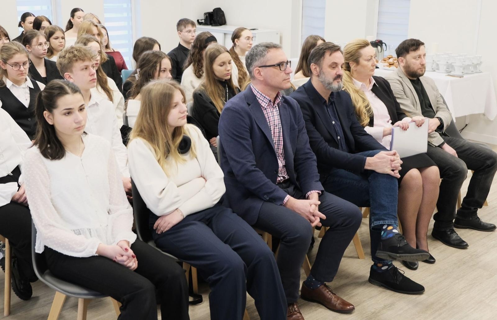 Zdjęcie w galerii na portalu naszwodzislaw.com: Młodzi niosą pomoc i wsparcie wiadomości z regionu