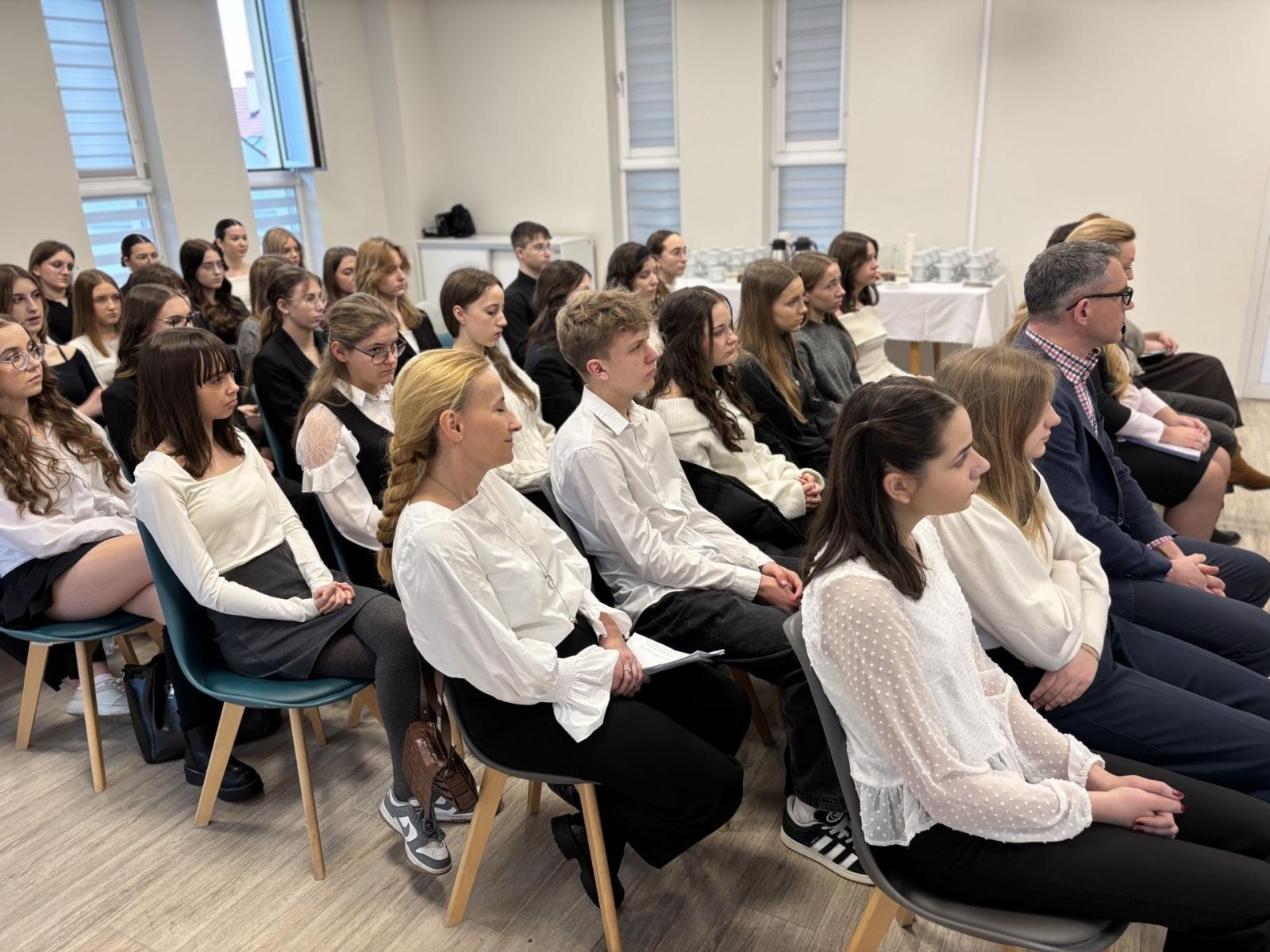 Zdjęcie w galerii na portalu naszwodzislaw.com: Młodzi niosą pomoc i wsparcie wiadomości z regionu