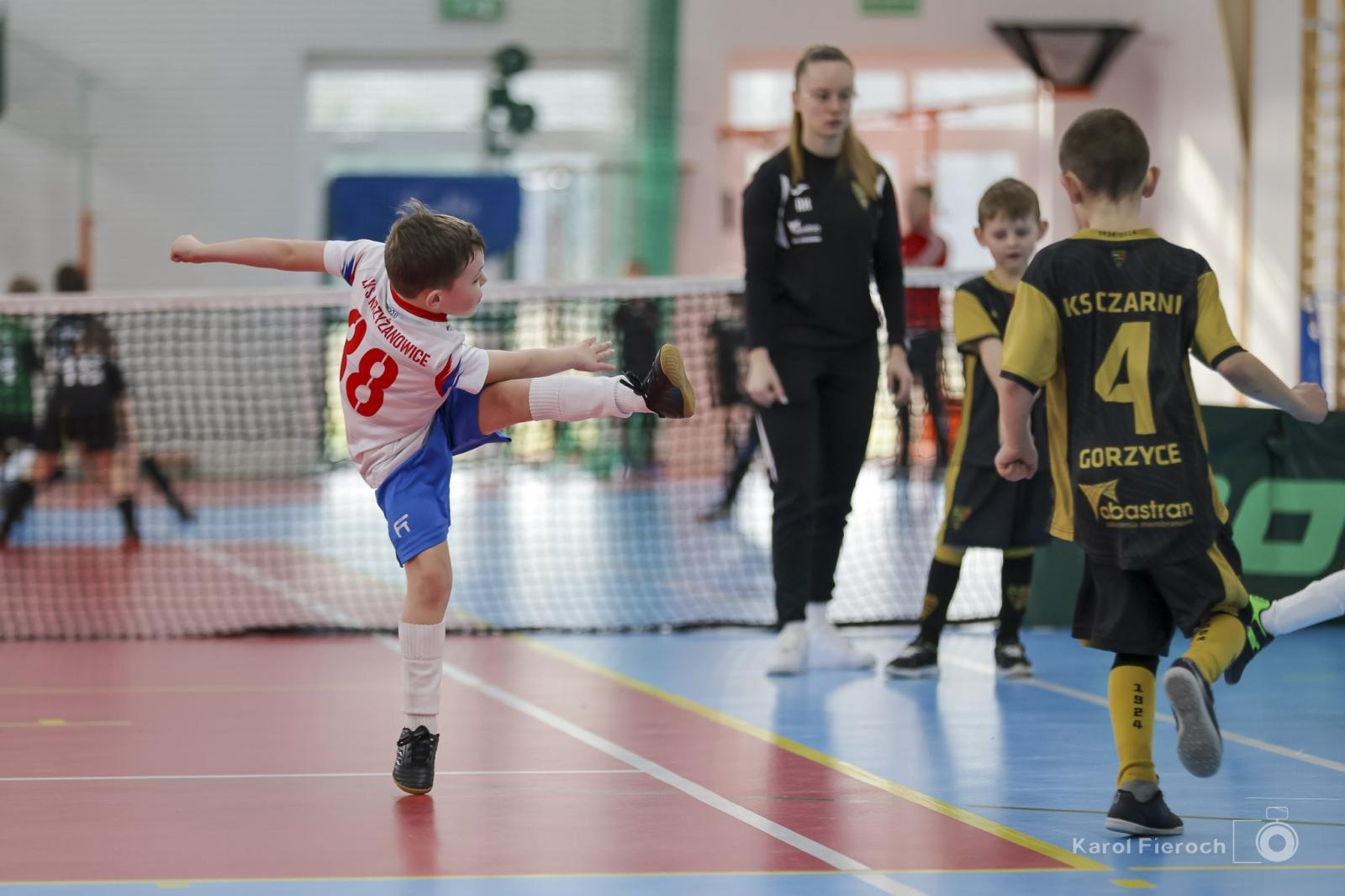 Zdjęcie w galerii na portalu naszwodzislaw.com: Zacięta rywalizacja młodych piłkarzy w Krzanowicach [FOTO] wiadomości z regionu