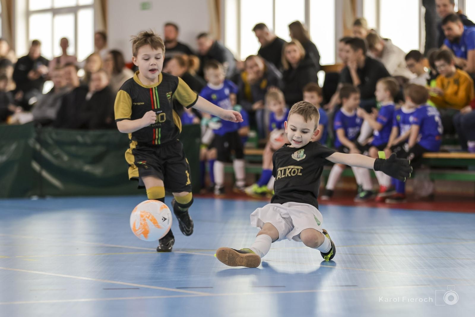 Zdjęcie w galerii na portalu naszwodzislaw.com: Zacięta rywalizacja młodych piłkarzy w Krzanowicach [FOTO] wiadomości z regionu