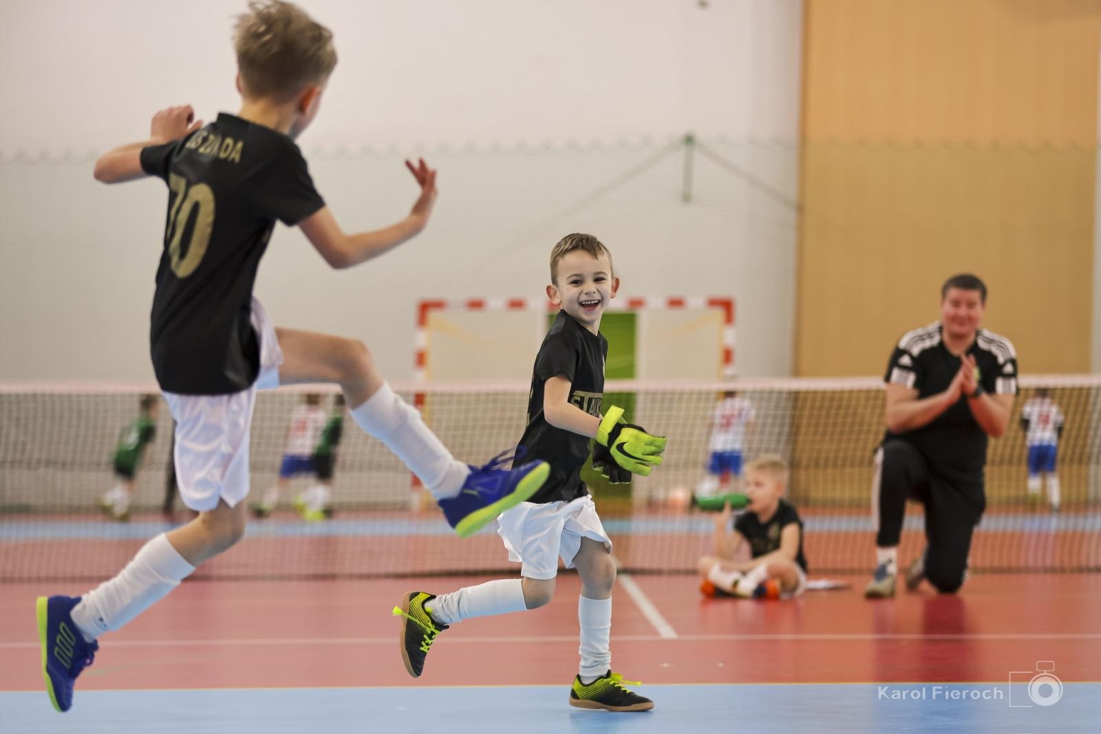 Zdjęcie w galerii na portalu naszwodzislaw.com: Zacięta rywalizacja młodych piłkarzy w Krzanowicach [FOTO] wiadomości z regionu