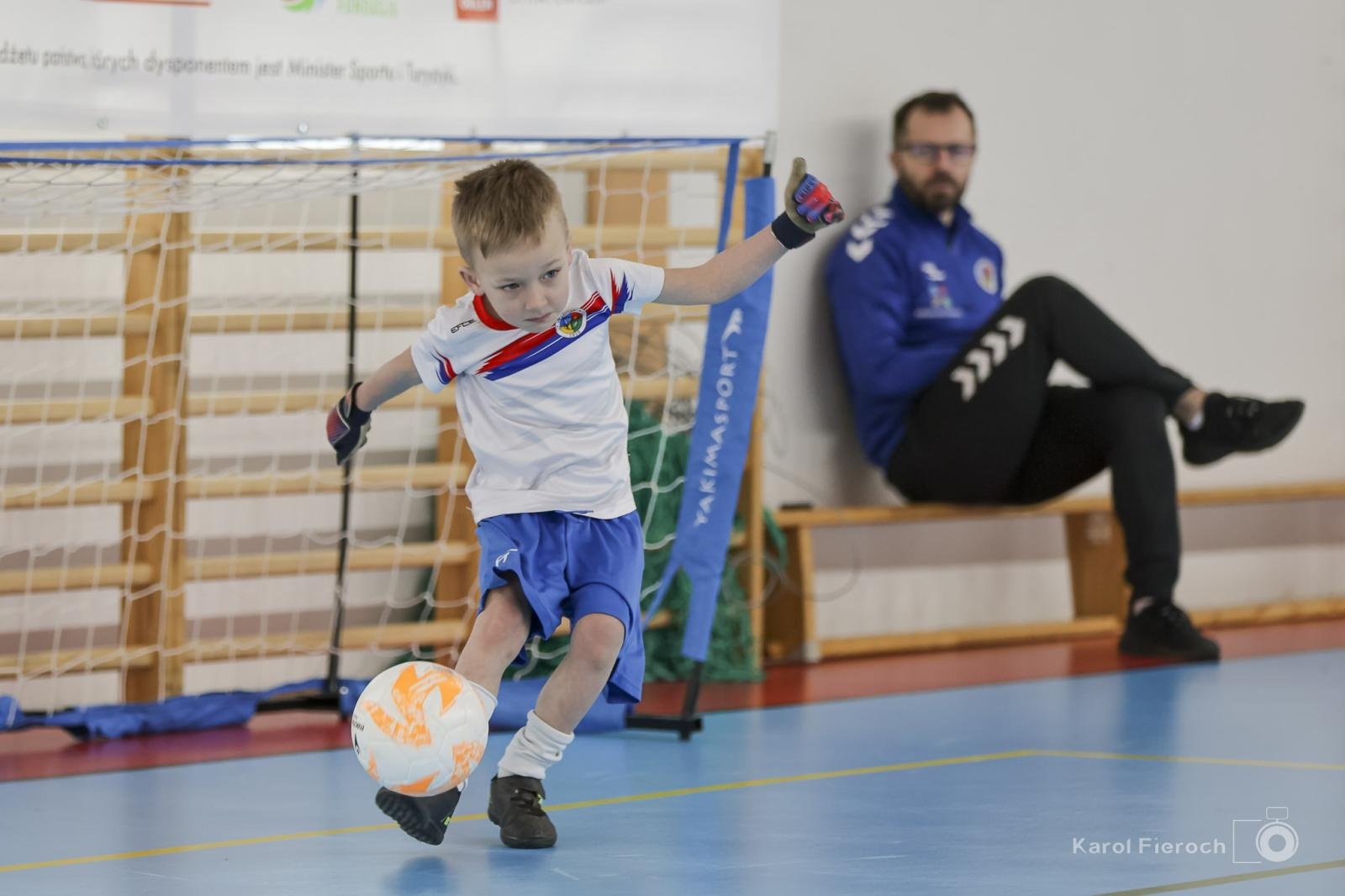 Zdjęcie w galerii na portalu naszwodzislaw.com: Zacięta rywalizacja młodych piłkarzy w Krzanowicach [FOTO] wiadomości z regionu