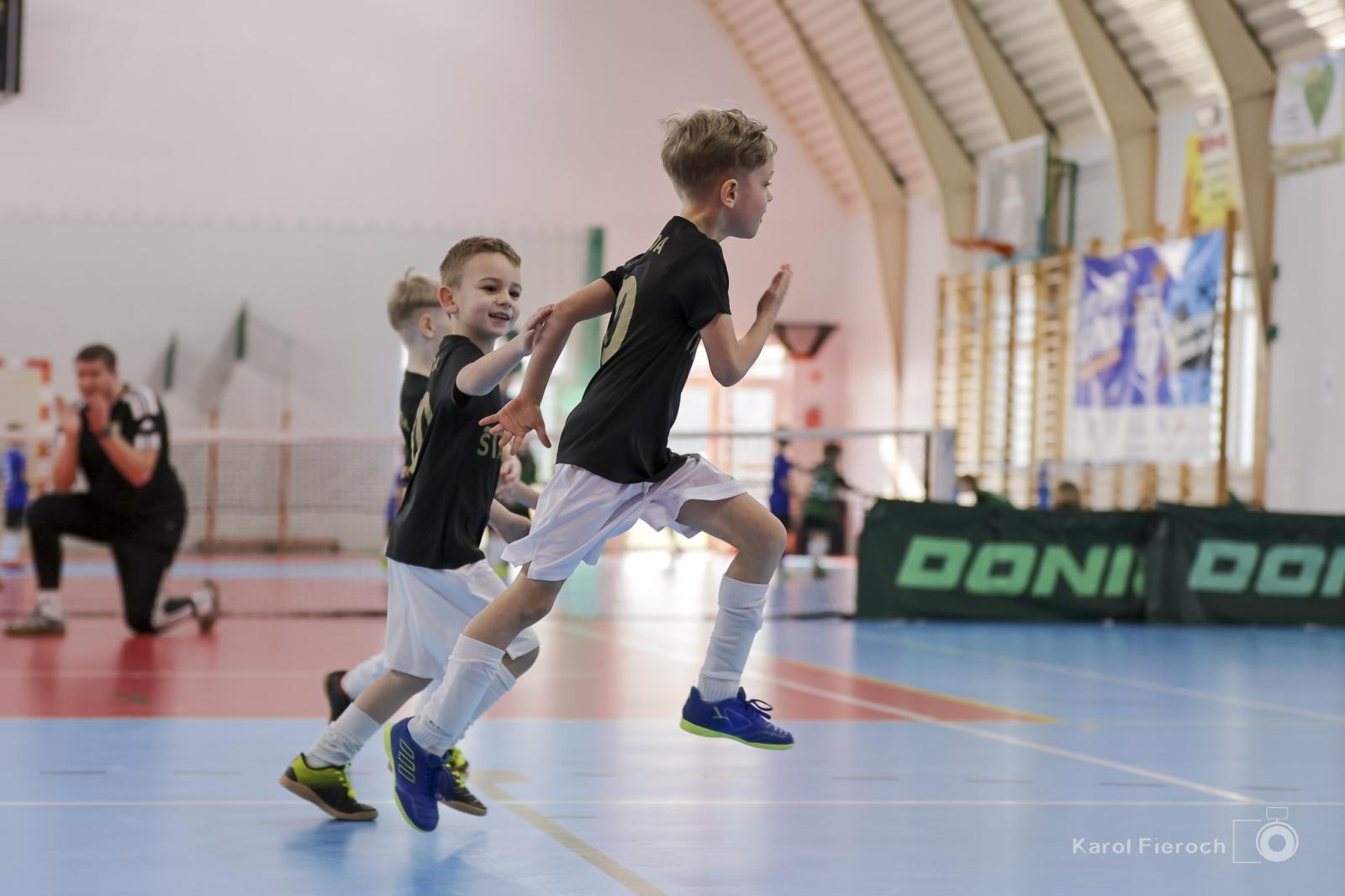 Zdjęcie w galerii na portalu naszwodzislaw.com: Zacięta rywalizacja młodych piłkarzy w Krzanowicach [FOTO] wiadomości z regionu