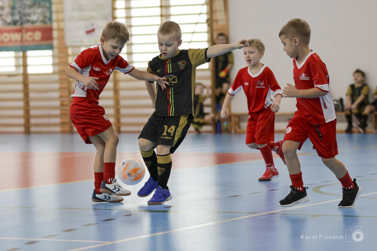 Zdjęcie w galerii na portalu naszwodzislaw.com: Zacięta rywalizacja młodych piłkarzy w Krzanowicach [FOTO] wiadomości z regionu