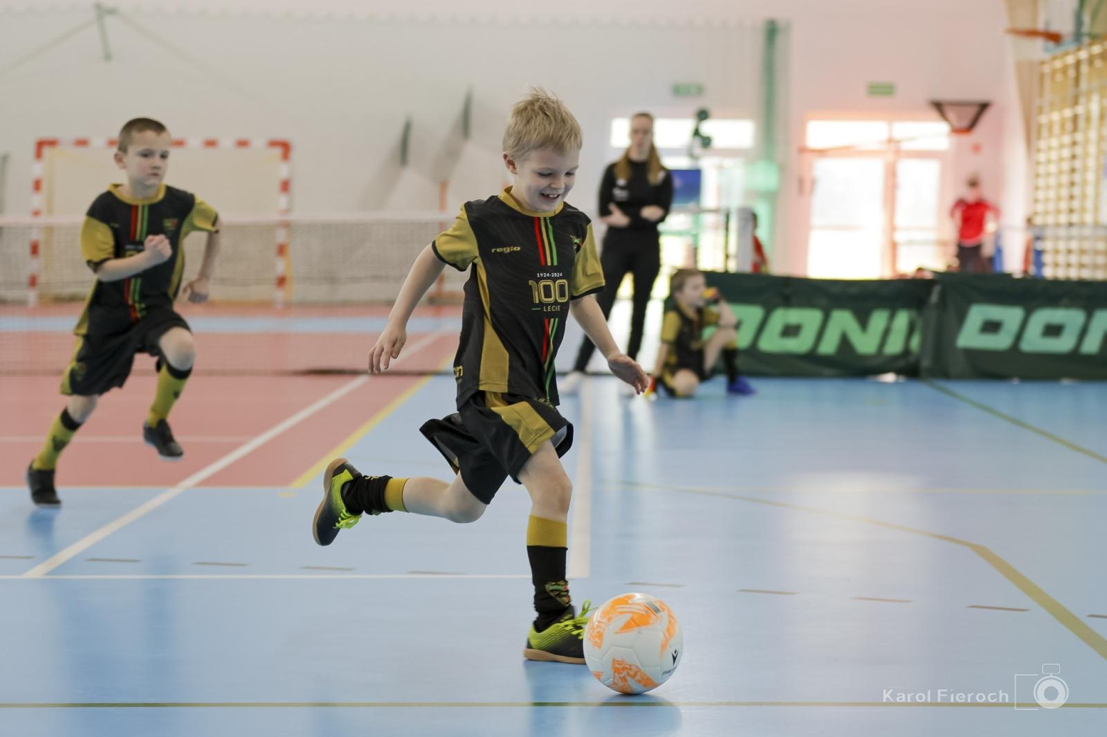 Zdjęcie w galerii na portalu naszwodzislaw.com: Zacięta rywalizacja młodych piłkarzy w Krzanowicach [FOTO] wiadomości z regionu