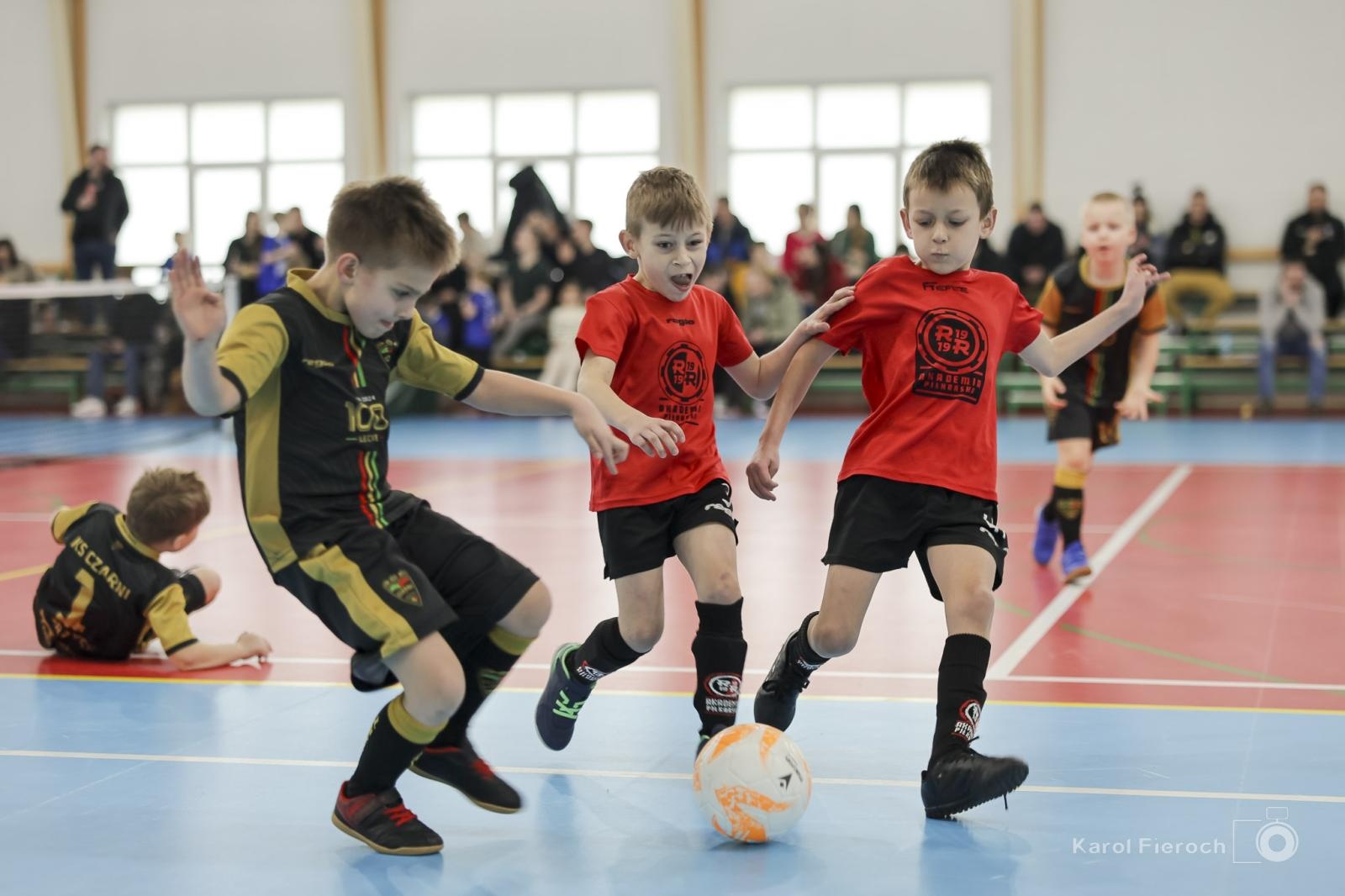 Zdjęcie w galerii na portalu naszwodzislaw.com: Zacięta rywalizacja młodych piłkarzy w Krzanowicach [FOTO] wiadomości z regionu