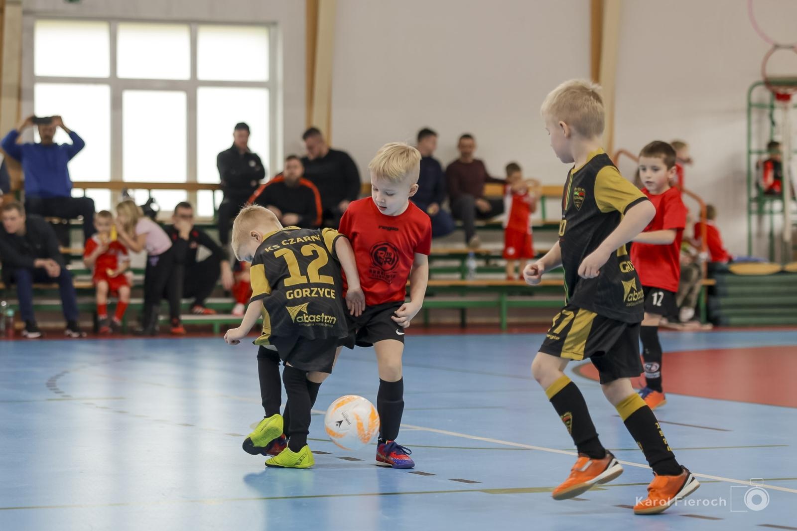 Zdjęcie w galerii na portalu naszwodzislaw.com: Zacięta rywalizacja młodych piłkarzy w Krzanowicach [FOTO] wiadomości z regionu