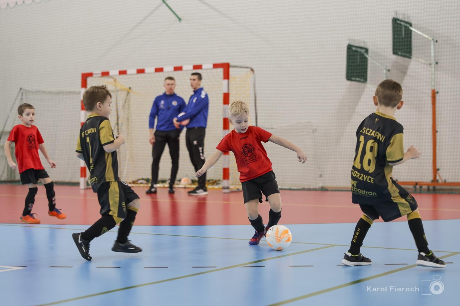 Zdjęcie w galerii na portalu naszwodzislaw.com: Zacięta rywalizacja młodych piłkarzy w Krzanowicach [FOTO] wiadomości z regionu