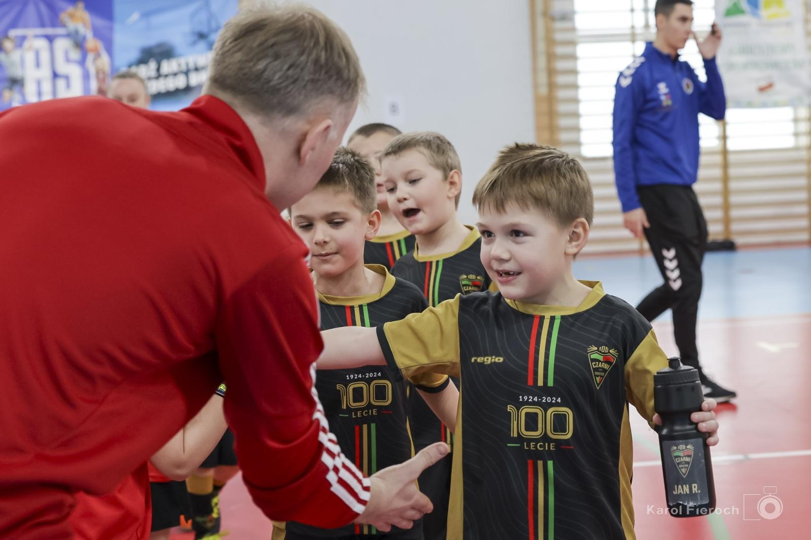 Zdjęcie w galerii na portalu naszwodzislaw.com: Zacięta rywalizacja młodych piłkarzy w Krzanowicach [FOTO] wiadomości z regionu