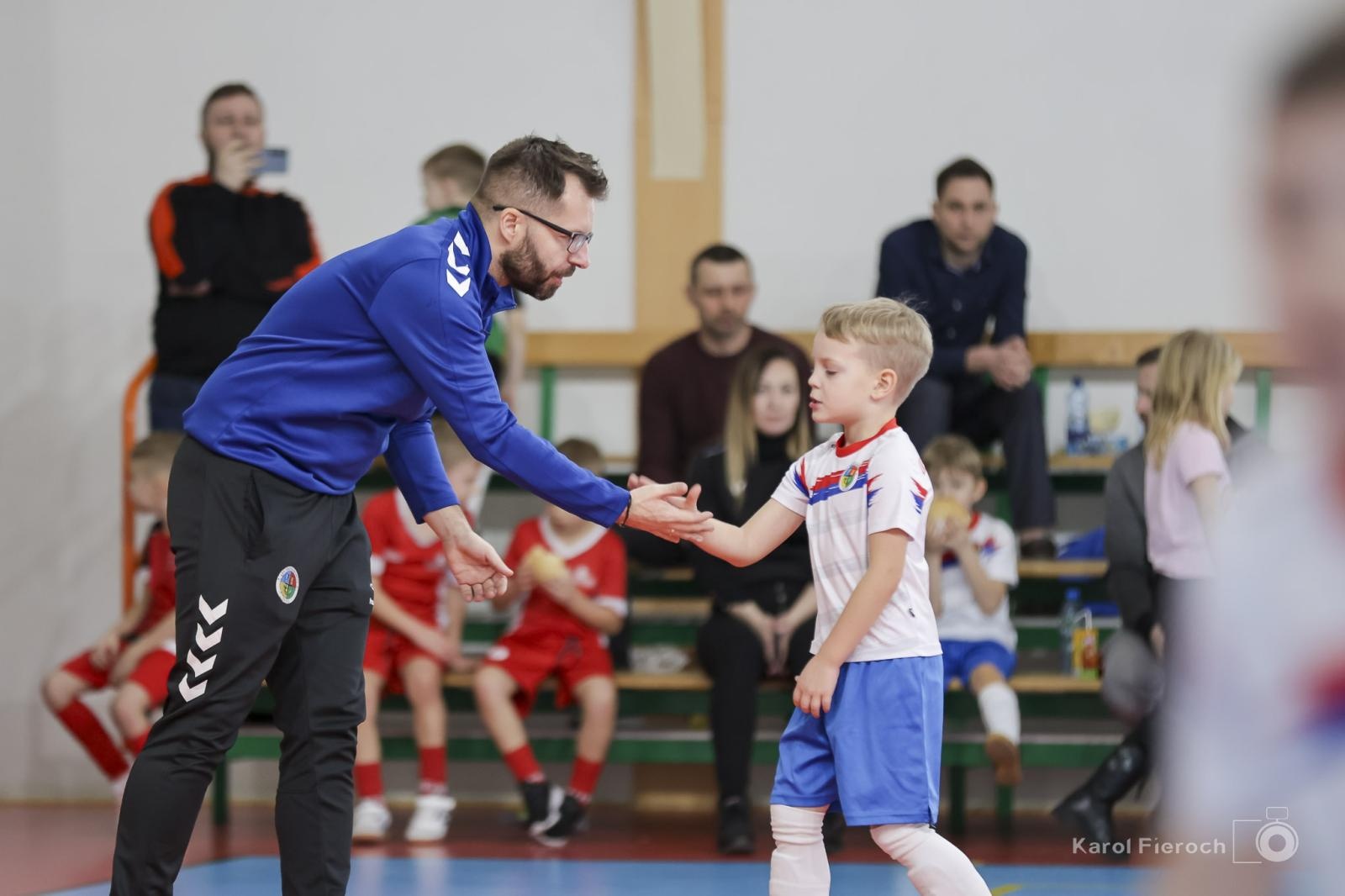 Zdjęcie w galerii na portalu naszwodzislaw.com: Zacięta rywalizacja młodych piłkarzy w Krzanowicach [FOTO] wiadomości z regionu