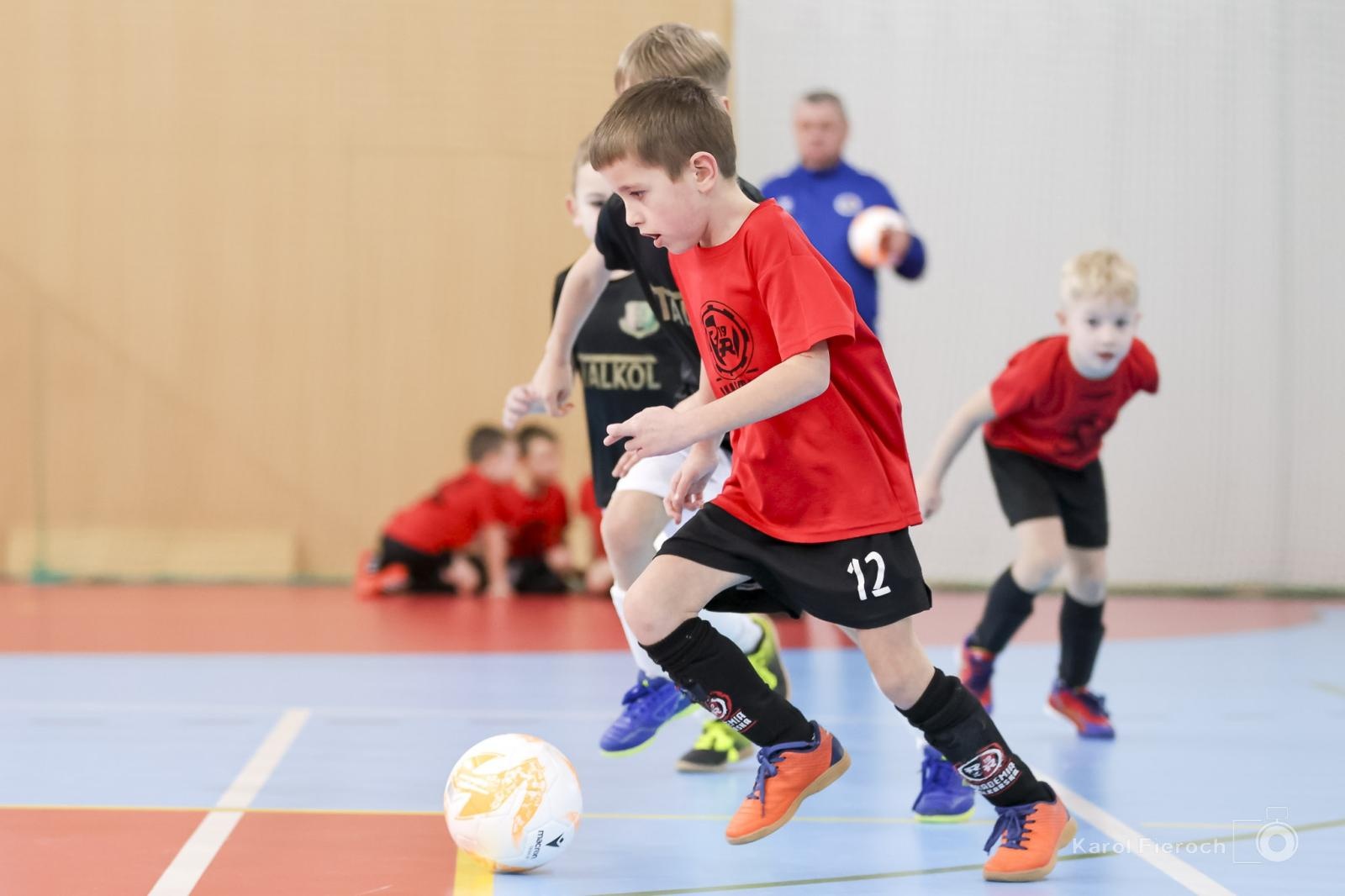 Zdjęcie w galerii na portalu naszwodzislaw.com: Zacięta rywalizacja młodych piłkarzy w Krzanowicach [FOTO] wiadomości z regionu