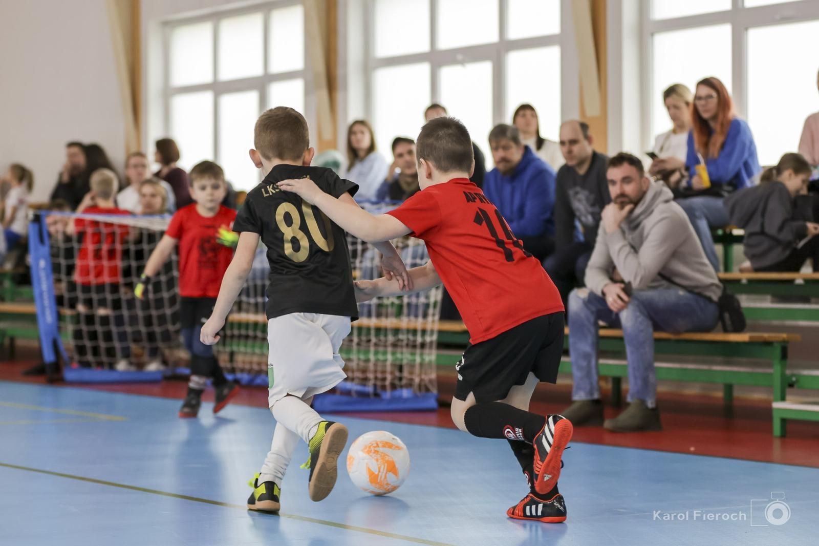 Zdjęcie w galerii na portalu naszwodzislaw.com: Zacięta rywalizacja młodych piłkarzy w Krzanowicach [FOTO] wiadomości z regionu