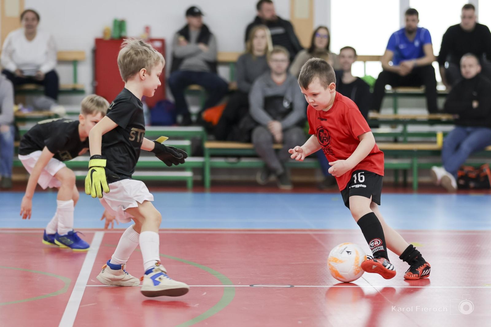 Zdjęcie w galerii na portalu naszwodzislaw.com: Zacięta rywalizacja młodych piłkarzy w Krzanowicach [FOTO] wiadomości z regionu