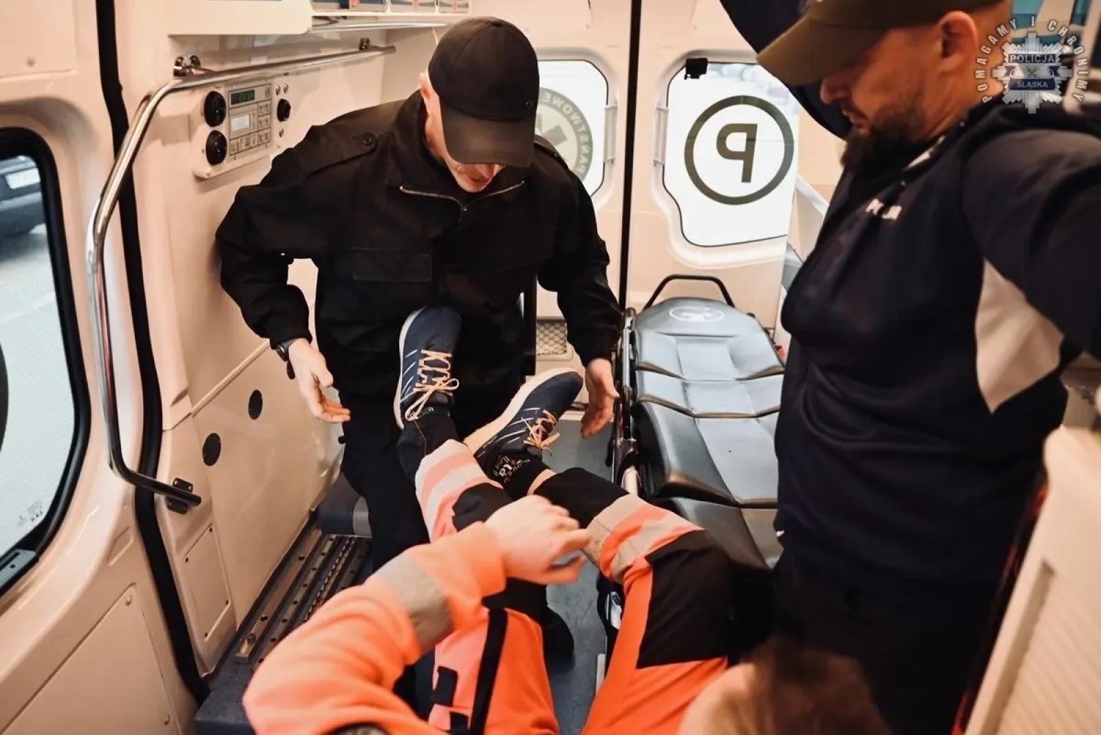 Zdjęcie w galerii na portalu naszwodzislaw.com: Policja szkoli ratowników medycznych. Coraz częstsze ataki agresywnych pacjentów wiadomości z regionu