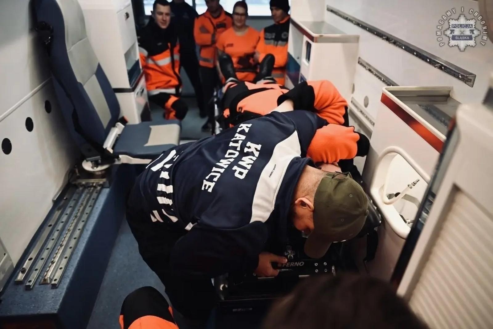 Zdjęcie w galerii na portalu naszwodzislaw.com: Policja szkoli ratowników medycznych. Coraz częstsze ataki agresywnych pacjentów wiadomości z regionu