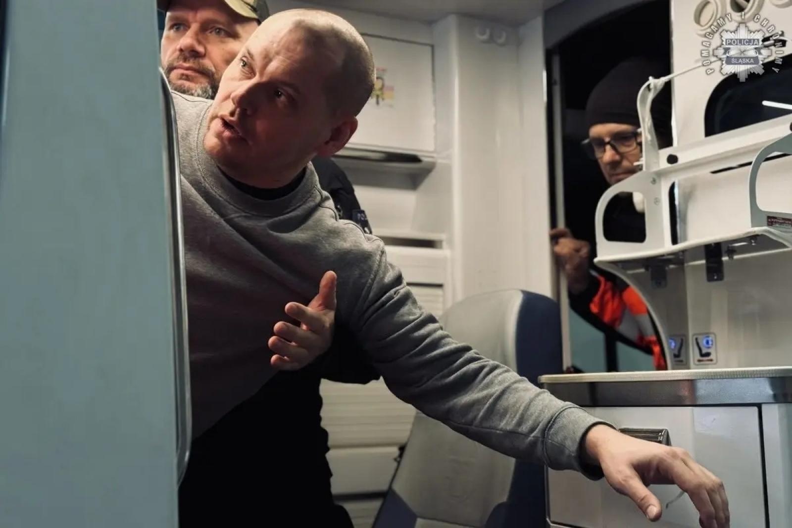 Zdjęcie w galerii na portalu naszwodzislaw.com: Policja szkoli ratowników medycznych. Coraz częstsze ataki agresywnych pacjentów wiadomości z regionu