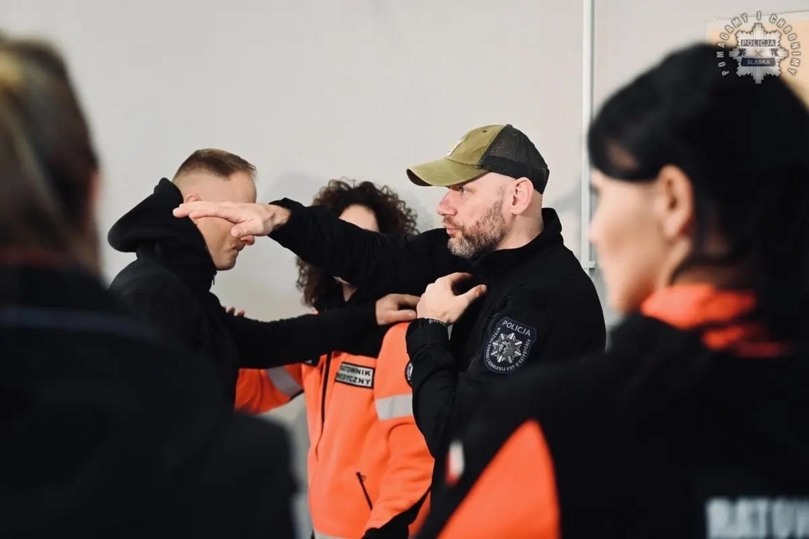 Zdjęcie w galerii na portalu naszwodzislaw.com: Policja szkoli ratowników medycznych. Coraz częstsze ataki agresywnych pacjentów wiadomości z regionu