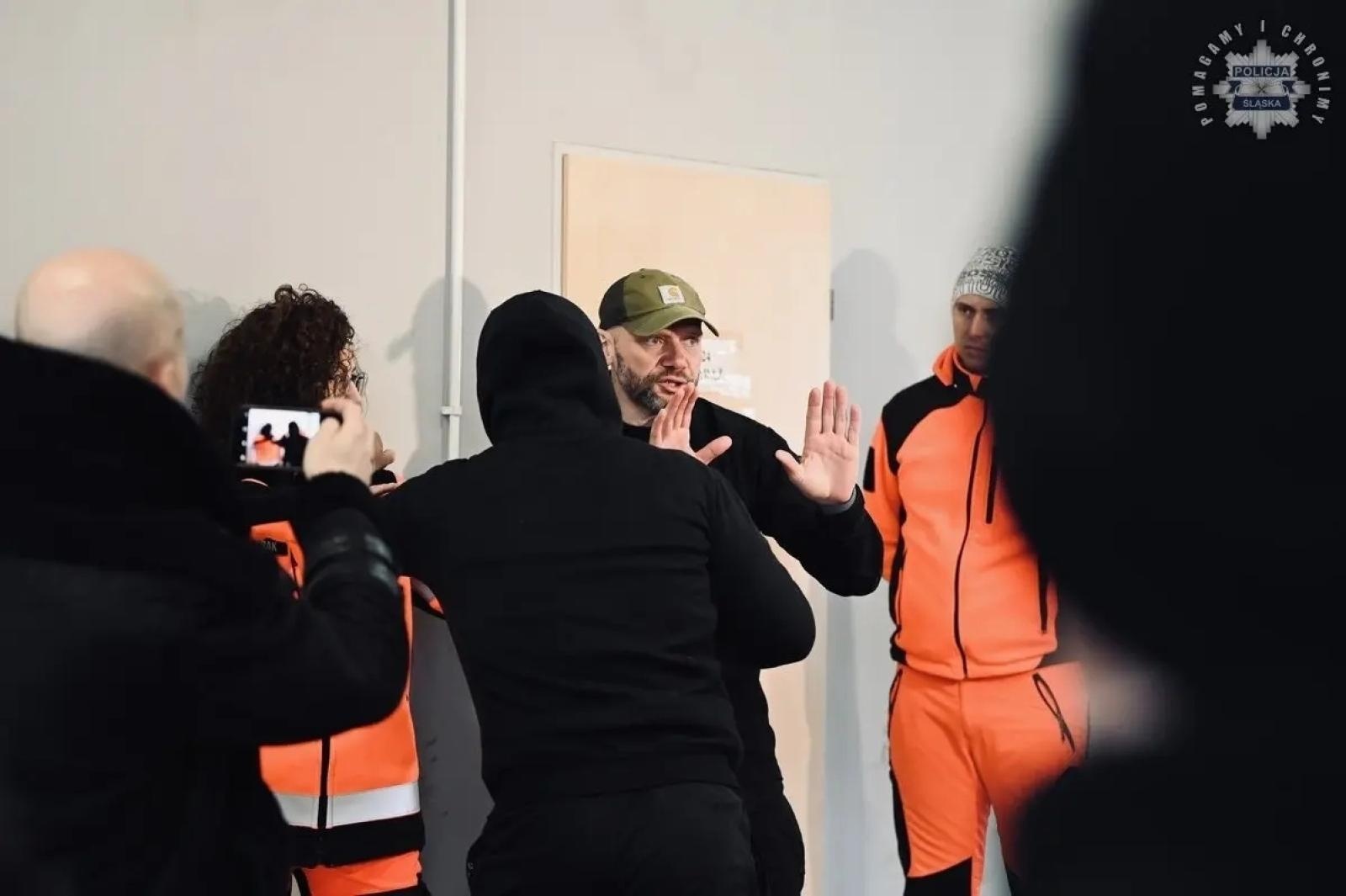 Zdjęcie w galerii na portalu naszwodzislaw.com: Policja szkoli ratowników medycznych. Coraz częstsze ataki agresywnych pacjentów wiadomości z regionu