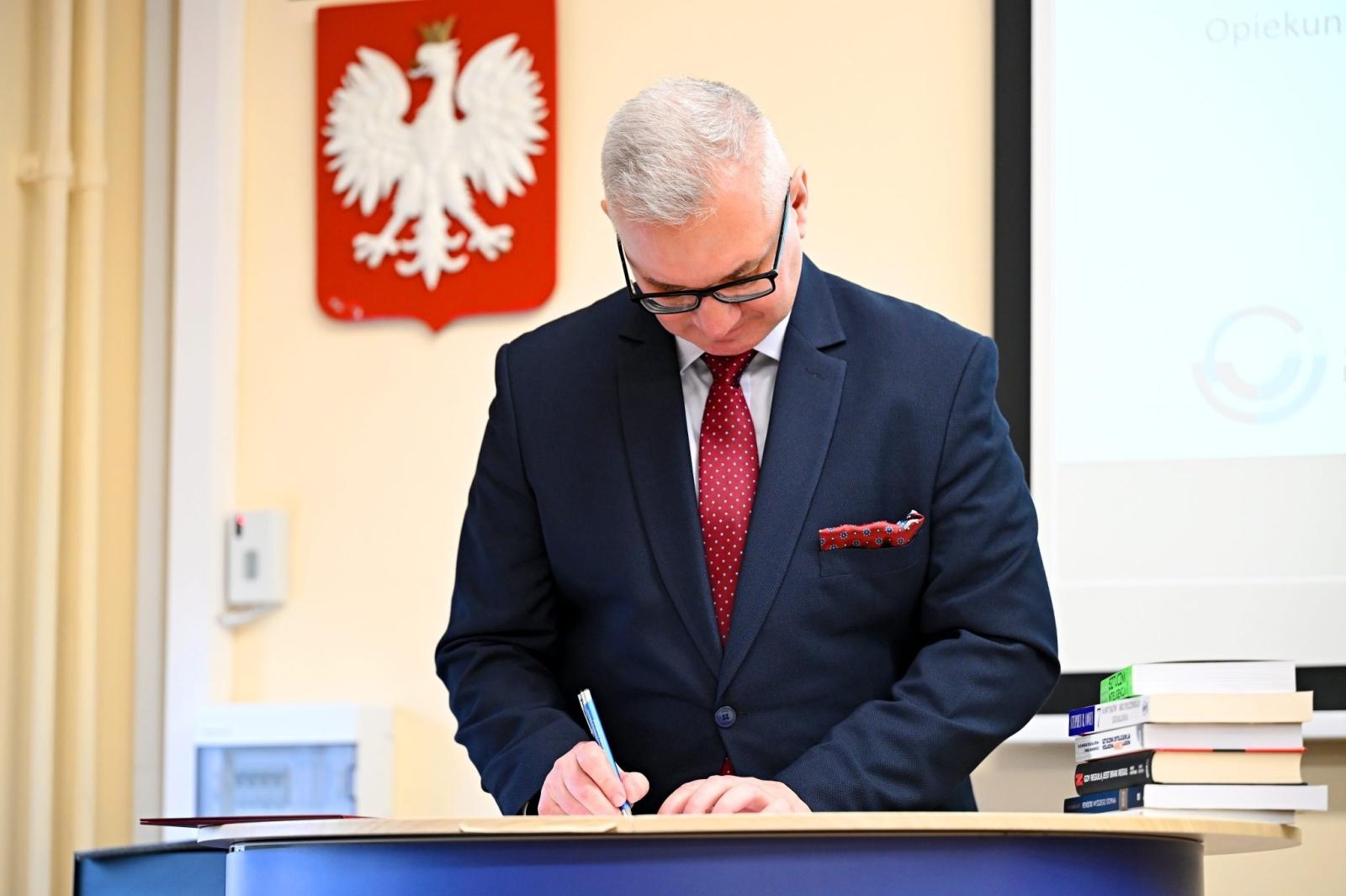 Zdjęcie w galerii na portalu naszwodzislaw.com: Nowoczesna dydaktyka w praktyce: Partnerstwo Akademii Nauk Stosowanych i EL-PIAST Sp. z o.o. wiadomości z regionu