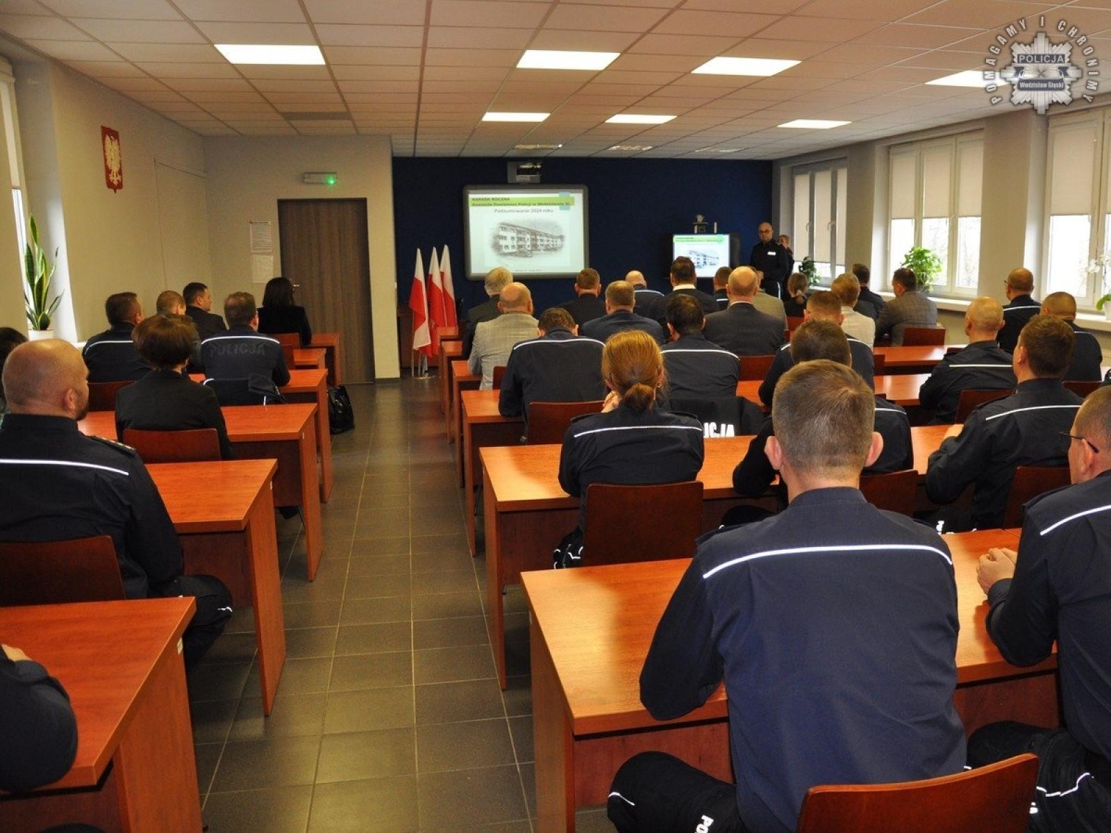 Zdjęcie w galerii na portalu naszwodzislaw.com: Odprawa roczna wodzisławskich policjantów wiadomości z regionu