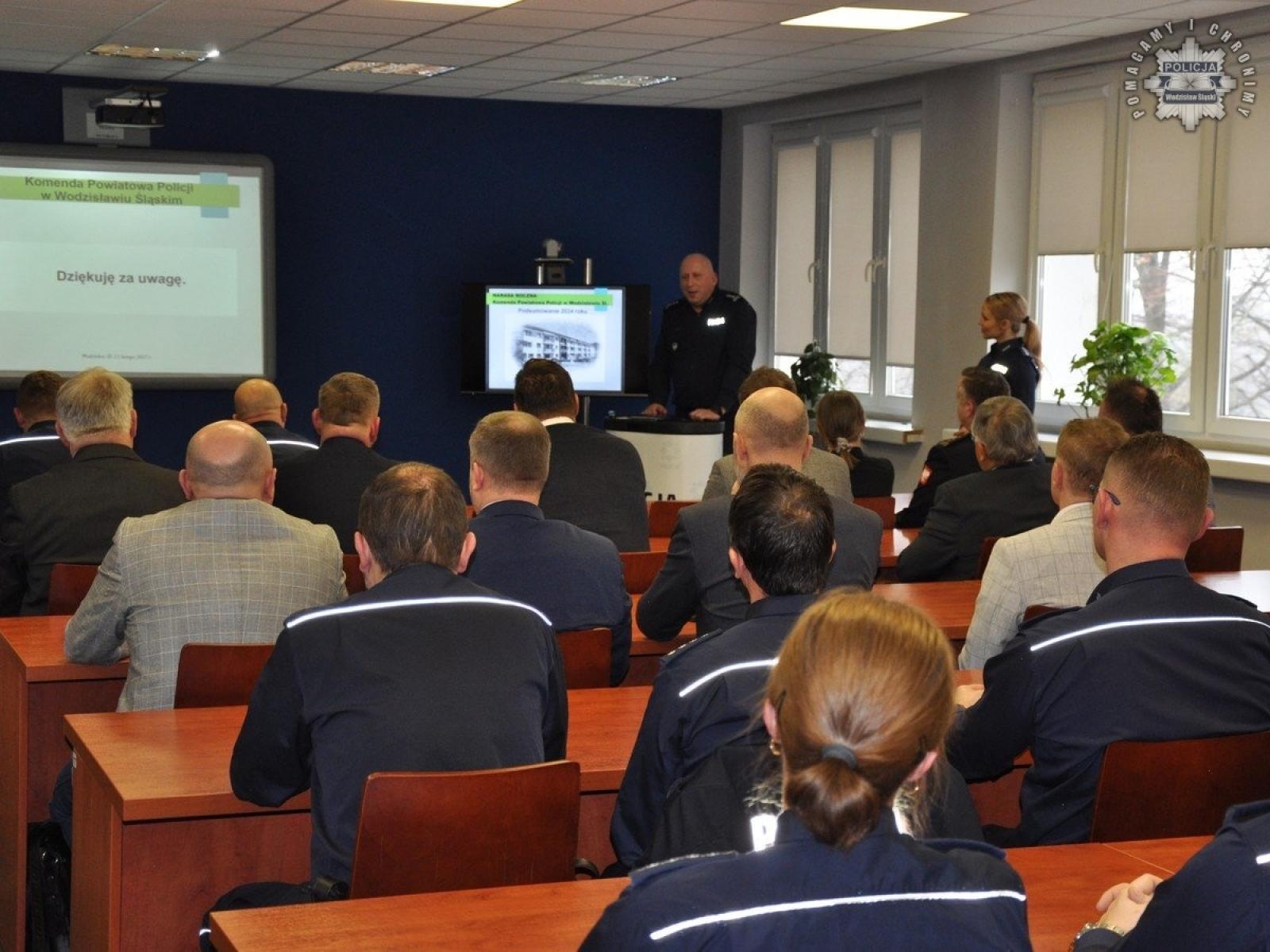 Zdjęcie w galerii na portalu naszwodzislaw.com: Odprawa roczna wodzisławskich policjantów wiadomości z regionu