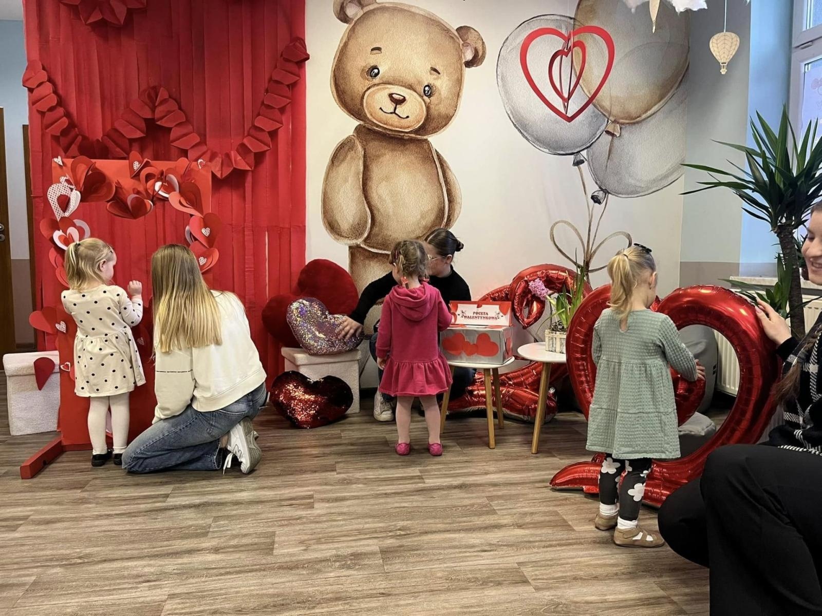 Zdjęcie w galerii na portalu naszwodzislaw.com: Zawodowe debiuty. Uczestnicy programu odbyli praktyki wiadomości z regionu