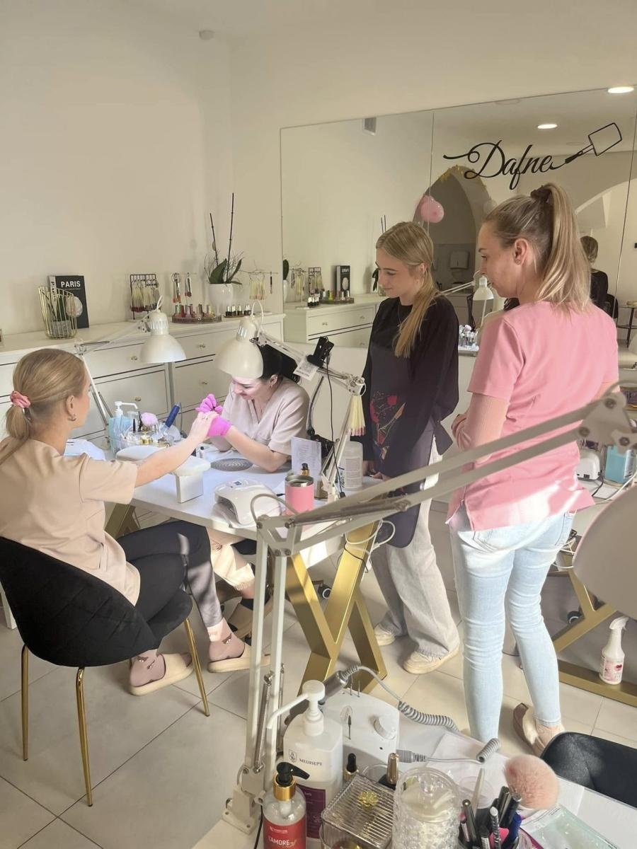 Zdjęcie w galerii na portalu naszwodzislaw.com: Zawodowe debiuty. Uczestnicy programu odbyli praktyki wiadomości z regionu