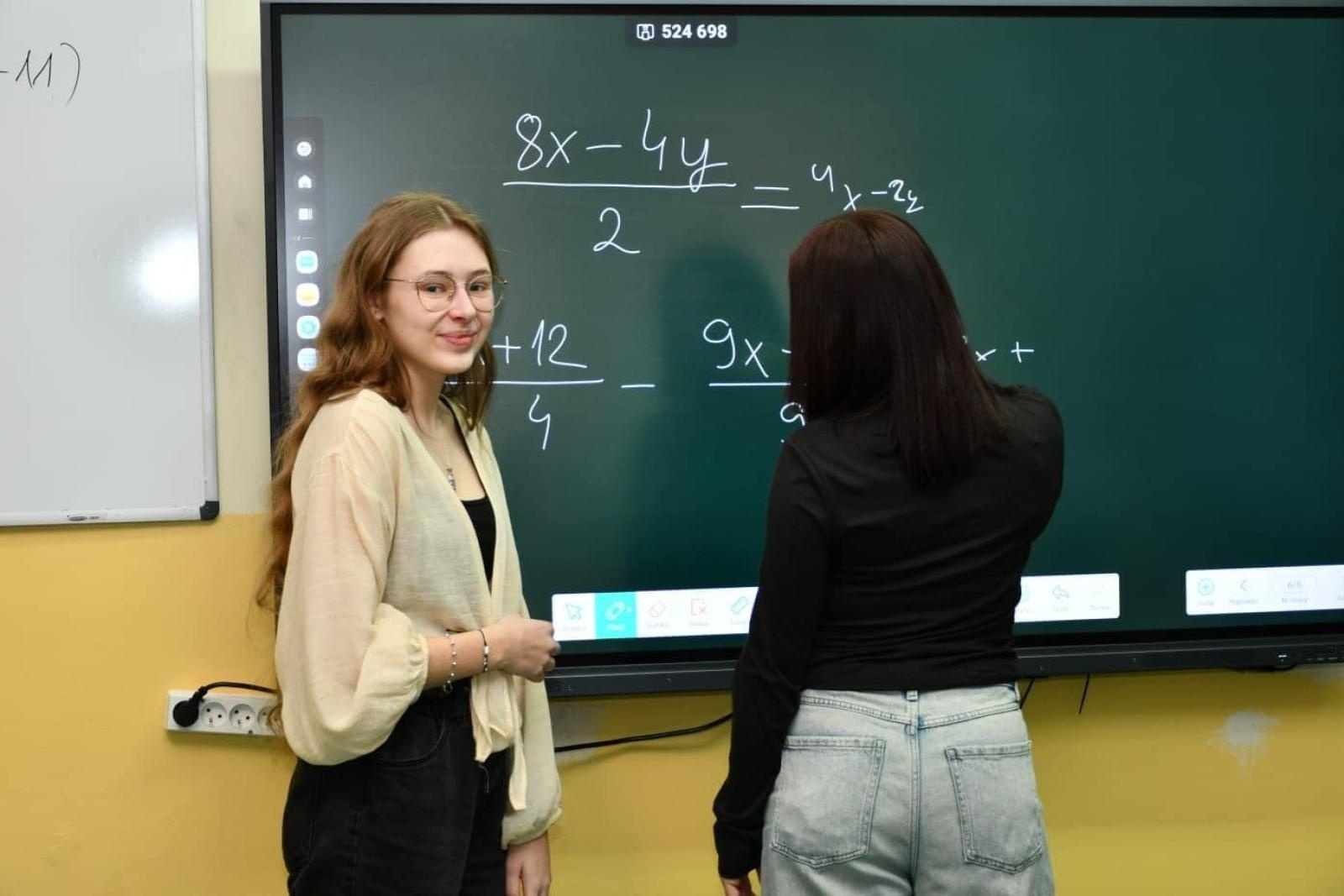 Zdjęcie w galerii na portalu naszwodzislaw.com: Zawodowe debiuty. Uczestnicy programu odbyli praktyki wiadomości z regionu