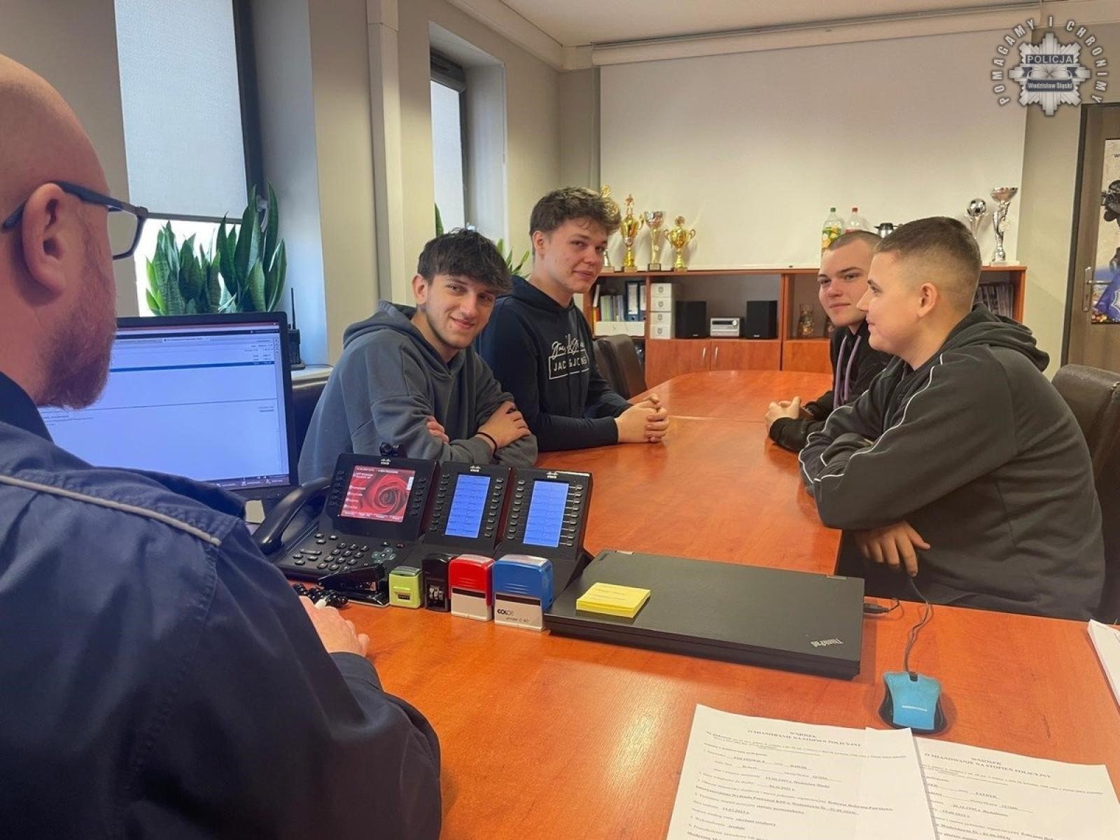 Zdjęcie w galerii na portalu naszwodzislaw.com: Zawodowy debiut w wodzisławskiej komendzie wiadomości z regionu