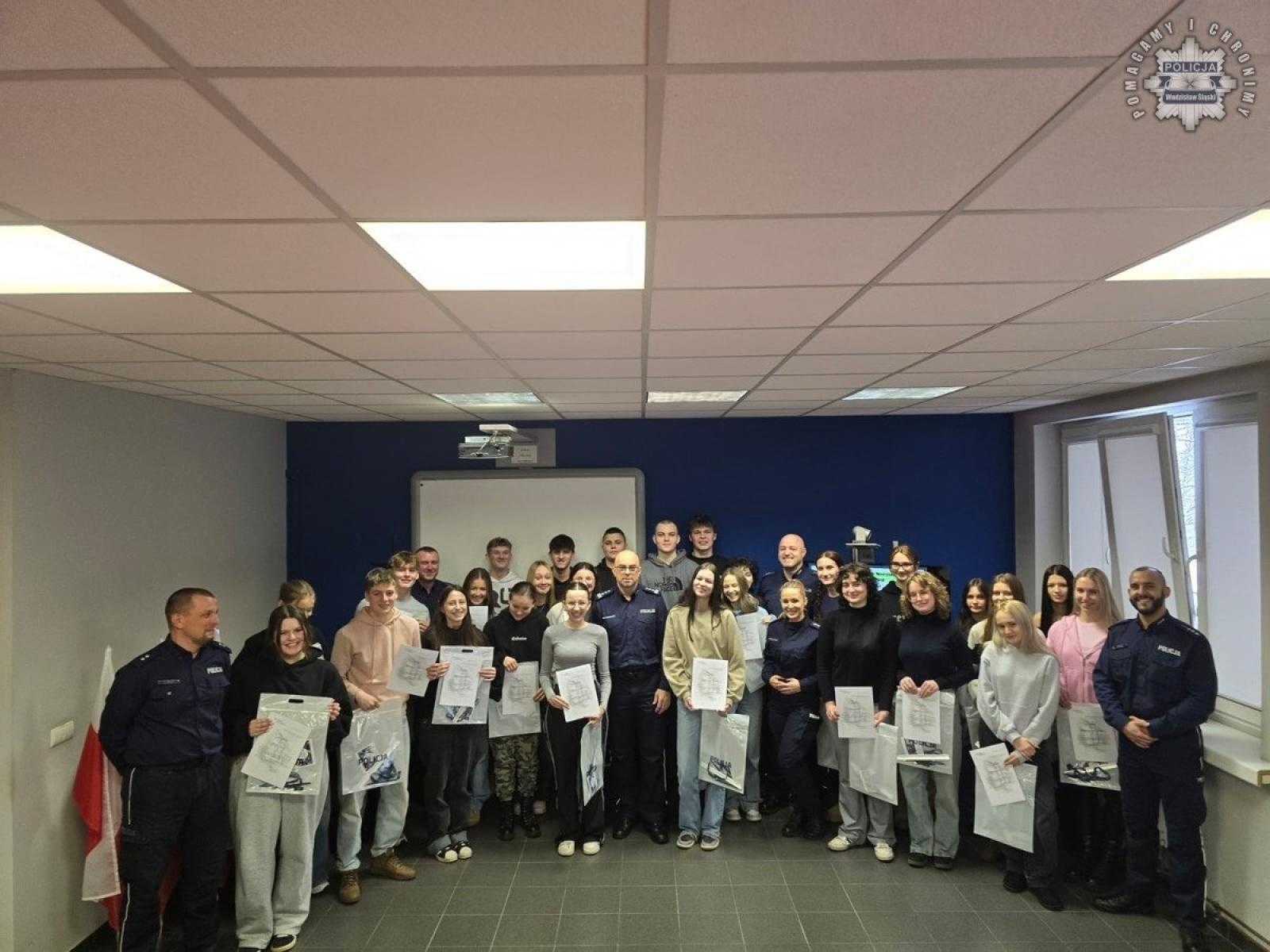 Zdjęcie w galerii na portalu naszwodzislaw.com: Zawodowy debiut w wodzisławskiej komendzie wiadomości z regionu