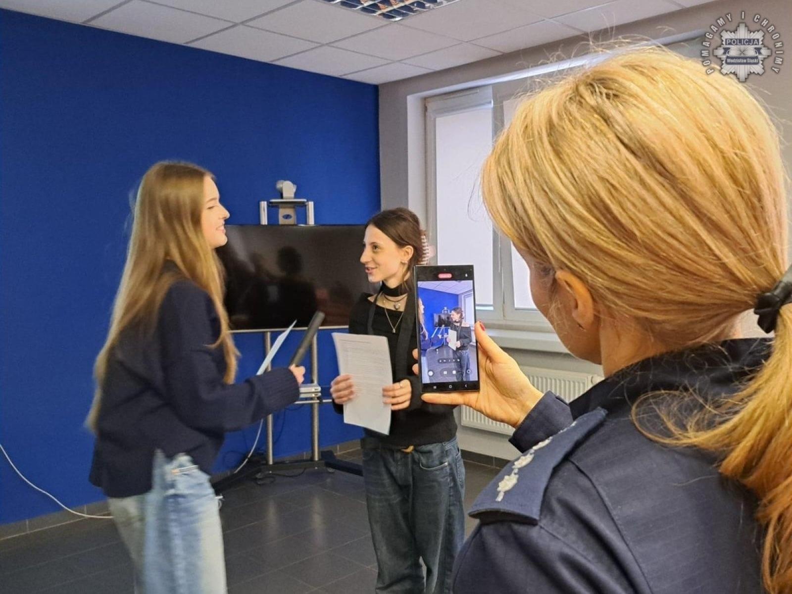 Zdjęcie w galerii na portalu naszwodzislaw.com: Zawodowy debiut w wodzisławskiej komendzie wiadomości z regionu