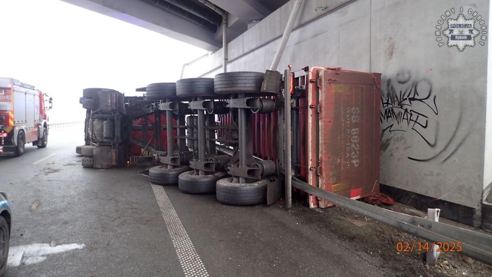 Zdjęcie w galerii na portalu naszwodzislaw.com: Wypadek na Drodze Regionalnej 935 wiadomości z regionu