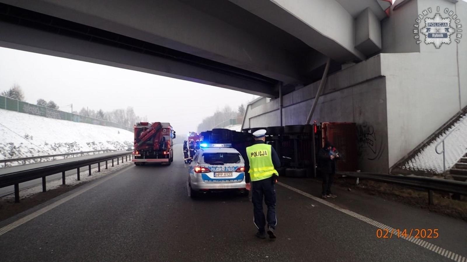 Zdjęcie w galerii na portalu naszwodzislaw.com: Wypadek na Drodze Regionalnej 935 wiadomości z regionu