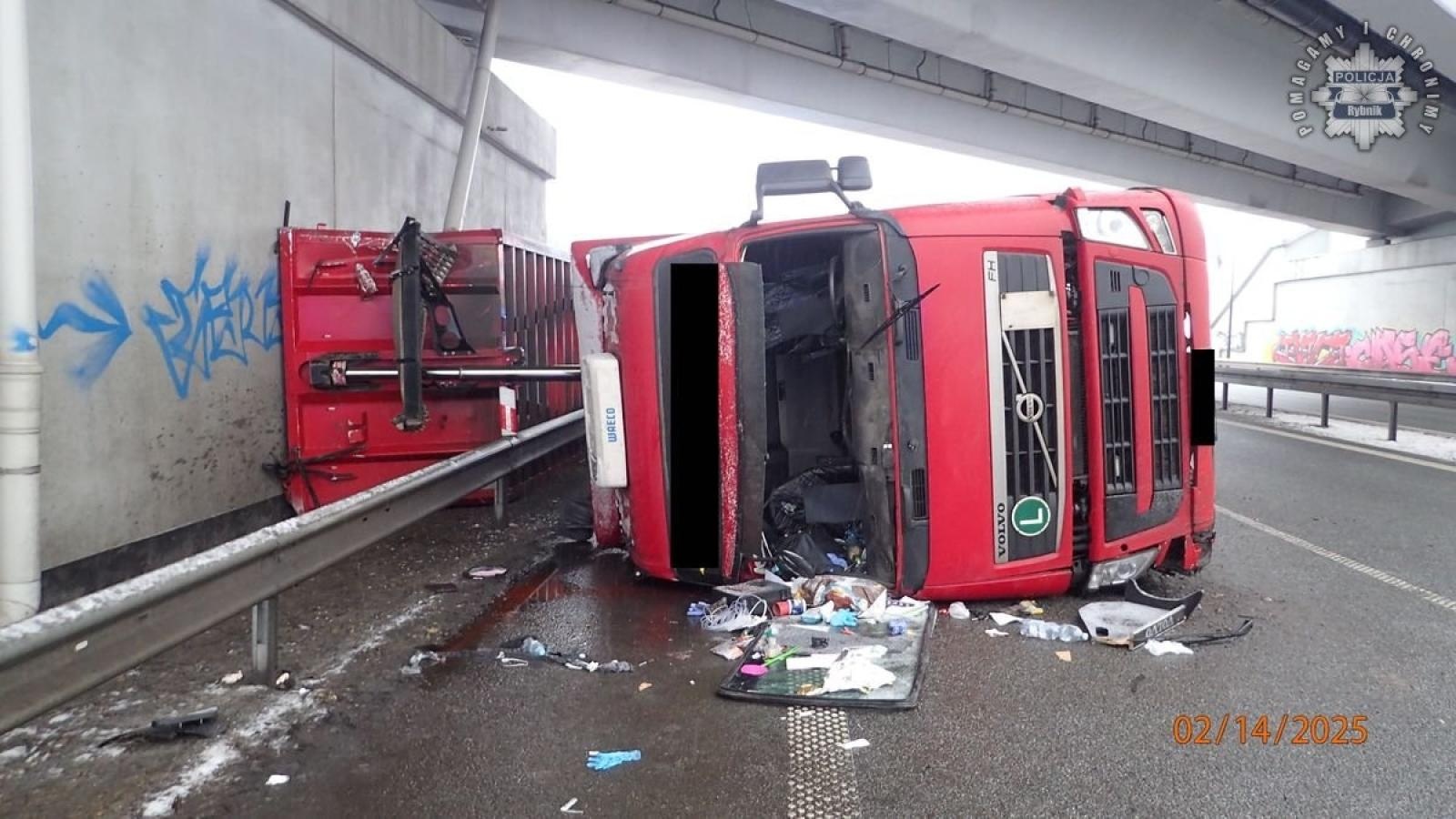 Zdjęcie w galerii na portalu naszwodzislaw.com: Wypadek na Drodze Regionalnej 935 wiadomości z regionu